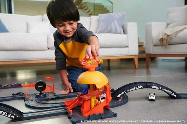 Hot Wheels City Burger Drive-Thru Playset with 1 Vehicle