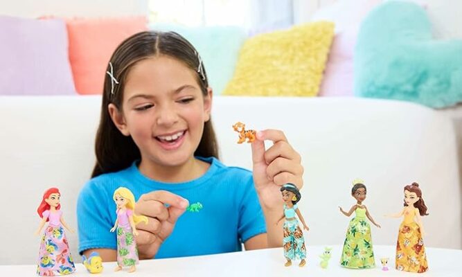 Mattel Disney Princess & Friends Set with 5 Posable Small Dolls