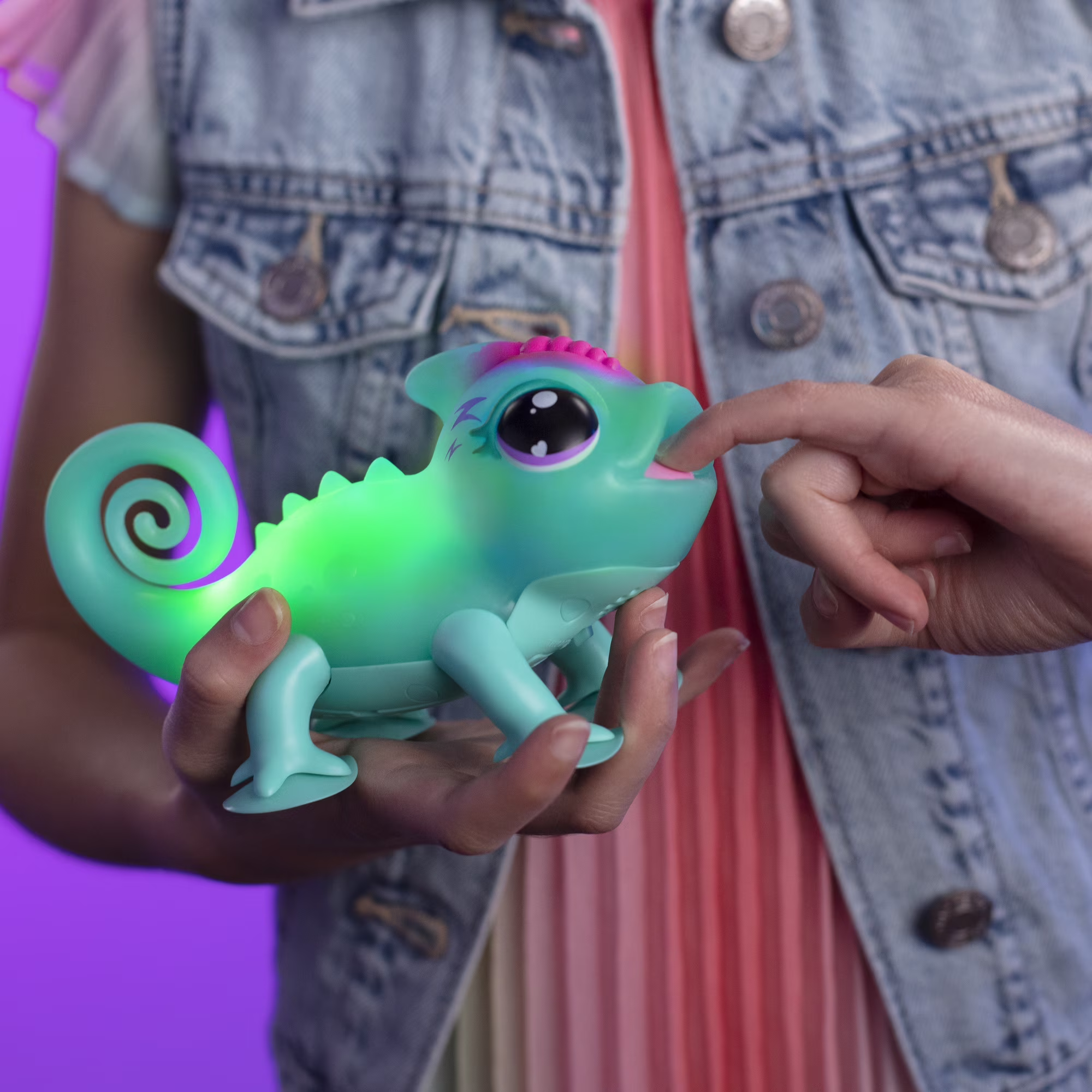 Little Live Pets Sunny the Bright Light Green Chameleon Little Live Pets Sunny the Bright Light Green Chameleon